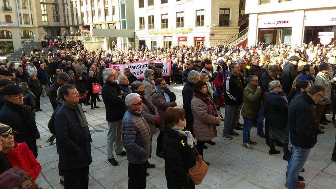 La Marea Pensionista inunda la plaça Sant Joan de Lleida exigint un tracte digne