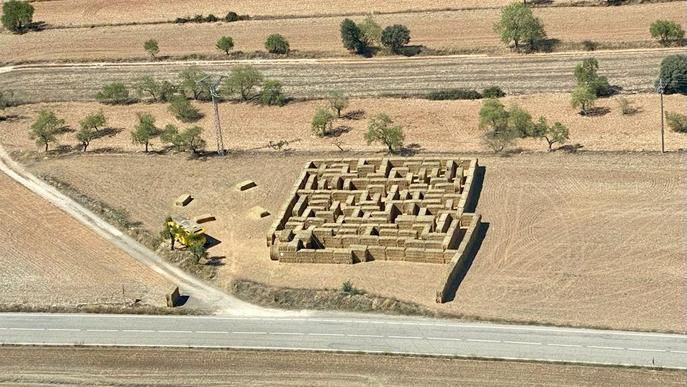 Torna el Laberint de palla de la Segarra, enguany ampliat amb 450 bales de palla