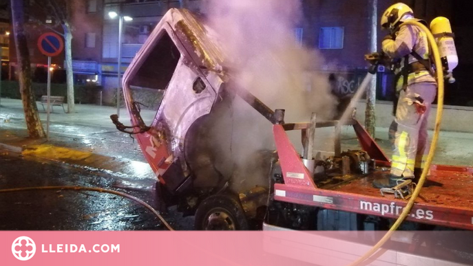 Crema un camió grua al centre de Lleida 