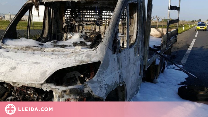 Crema totalment la cabina d'una furgoneta a l'A-2 al Pla d'Urgell