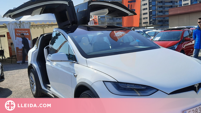 El Tesla X, el cotxe que "balla", capta l'atenció del públic de Lleida Ocasió