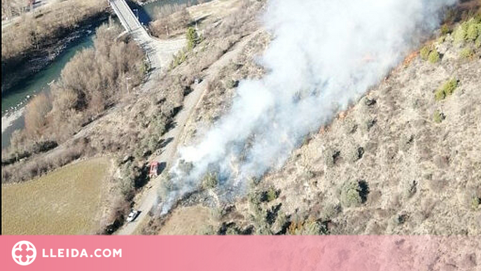Els Bombers estabilitzen un incendi forestal a la Conca de Dalt, al Pallars Jussà