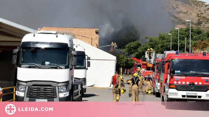 ⏯️ Un incendi crema una nau industrial a Artesa de Segre sense ferits
