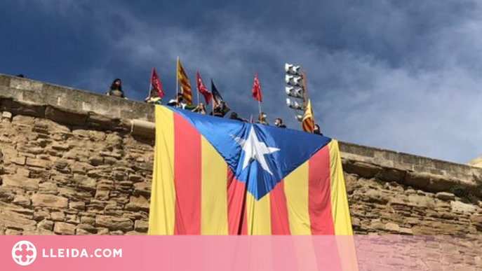 Es penja una estelada gegant a La Seu Vella per rebutjar el 12-O