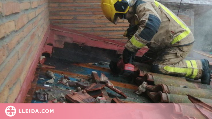 Un incendi en una casa d'Alpicat afecta la seva teulada
