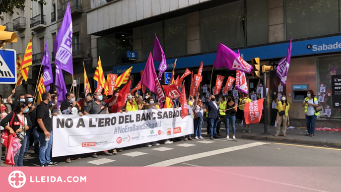 Protesta a Lleida en contra de l'ERO al Banc de Sabadell