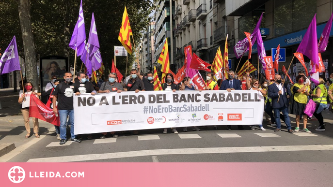 Protesta a Lleida en contra de l'ERO al Banc de Sabadell
