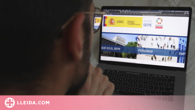 Un home mirant la pàgina web del Servei Estatal Públic d'Ocupació (SEPE)