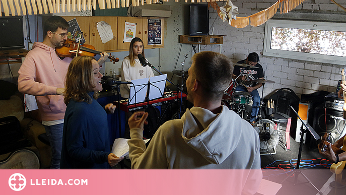 ⏯️ Una quarantena de músics del Pla d'Urgell s'intercanvien bandes en un concert solidari