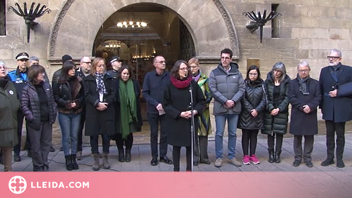 ⏯️ Minut de silenci a la plaça de la Paeria per condemnar el feminicidi d'una veïna de Lleida