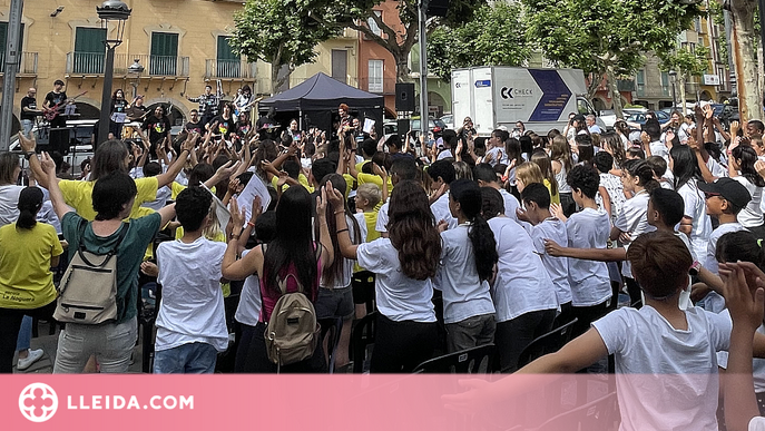 L'Alumnat de 5è de primària de Balaguer omple de música la plaça del Mercadal