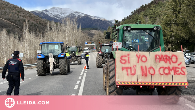⏯️ Una desena de tractors tallen l'N-230 a l'Alta Ribagorça per fer sentir el malestar del sector