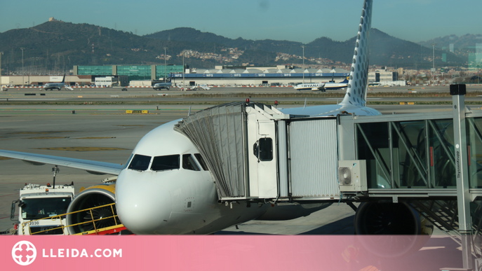 Aerolínies i agències de viatges reclamen eliminar l'ús de la mascareta a l'avió