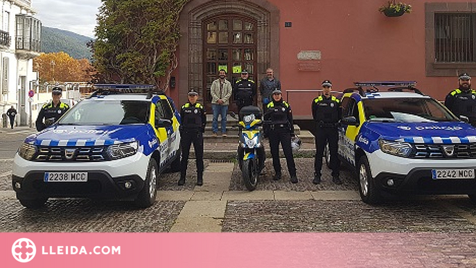 Dos nous vehicles policials i una motocicleta amb el logotip de la imatge europea a la Seu d'Urgell