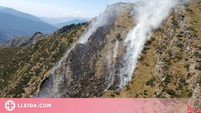 Els bombers treballen en un incendi forestal a Alins, al Pallars Sobirà