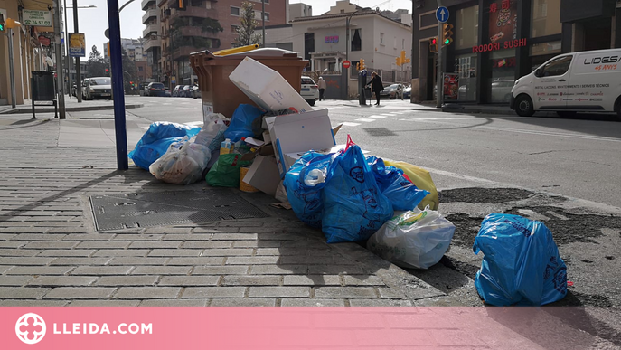 Bosses d'escombraries a terra per la falta de contenidors a Lleida
