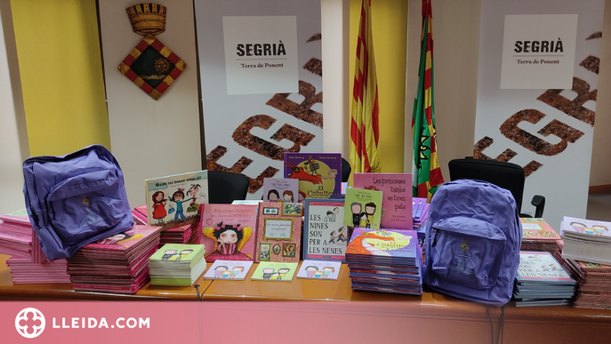 "La motxilla lila del Segrià" repartirà un lot de contes a totes les escoles per fomentar la igualtat