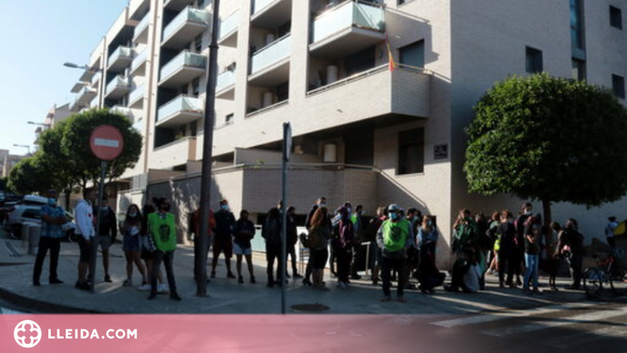 ⏯️ La PAH intenta aturar el desallotjament de 12 famílies a la Bordeta