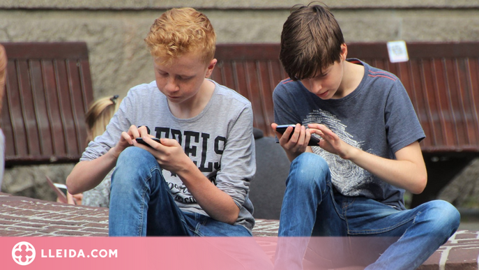 Un de cada tres joves té problemes per controlar l'ús del mòbil, segons un estudi