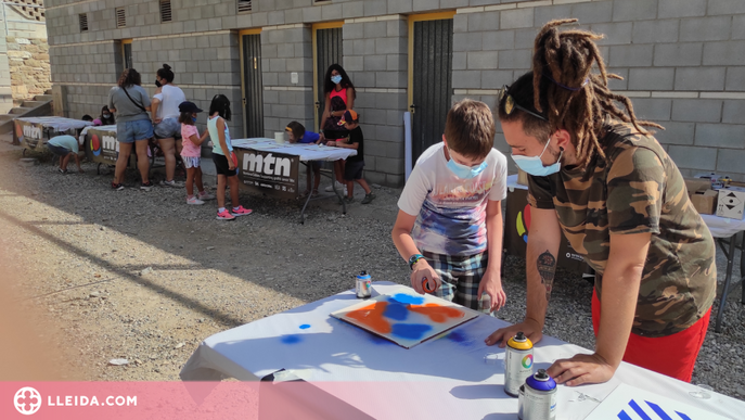 Infants de Camarasa participen en un mural amb l’artista Foxy