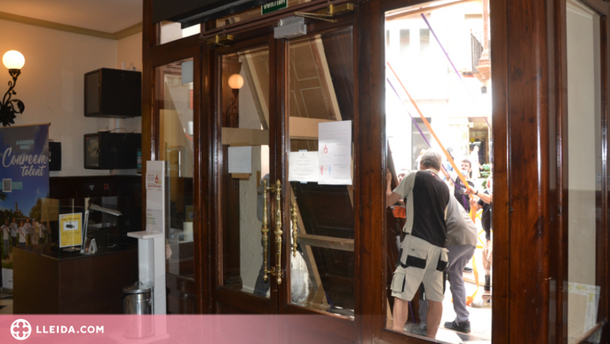 Comença la restauració de la porta principal del Palau de la Diputació