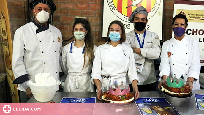 Desenes d'infants aprenen a elaborar tortells de Reis a Lleida