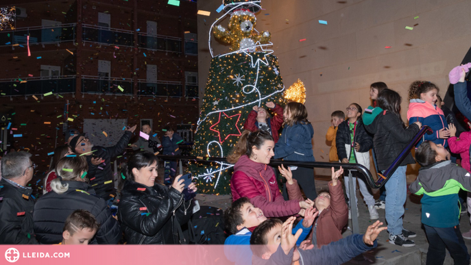 Les nenes i nens de Rosselló, protagonistes de l'encesa dels llums de Nadal