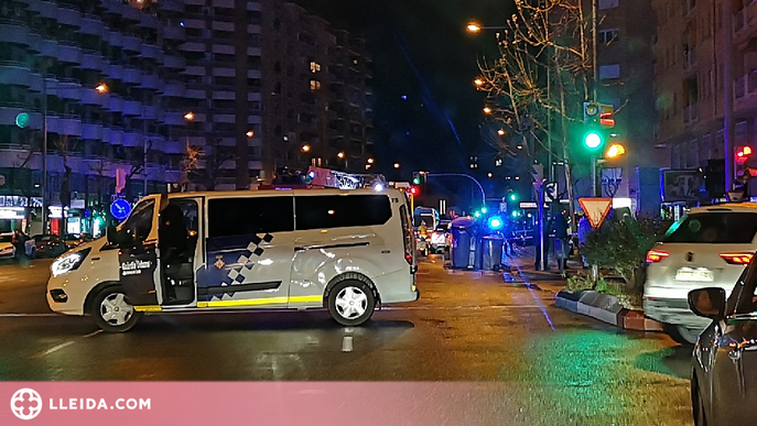 Un incendi crema un pis al Passeig de Ronda de Lleida