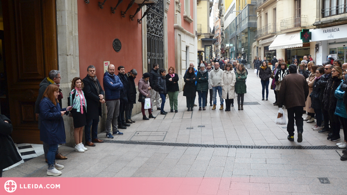 Concentració silenciosa a la Diputació de Lleida pel primer aniversari de la invasió d’Ucraïna