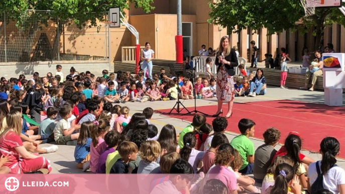 Els alumnes del Joan Miró reben el Premi Participa a l'Escola de la mà de la consellera Alsina