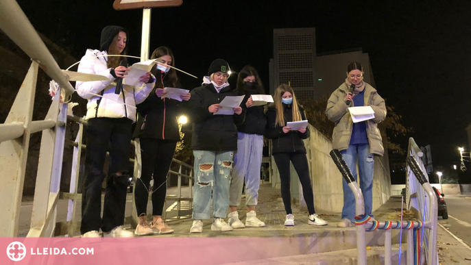 Bellpuig commemora el 25N amb una marxa de torxes teatralitzada