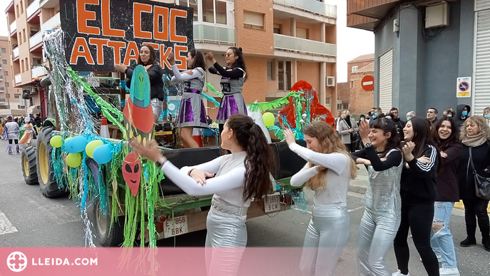 Almacelles tanca la Festa de l’Aigua amb una desfilada de carrosses i comparses
