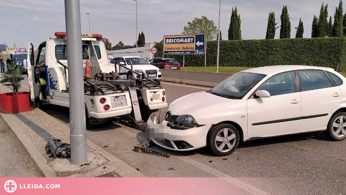 Un conductor begut xoca contra un fanal a Lleida