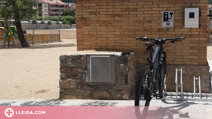 La Pobla instal·la un carregador de bicis elèctriques