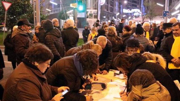 Unes 150 persones tallen la cruïlla de Ricard Viñes de Lleida per escriure cartes als presos i exiliats 