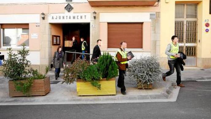 La Guàrdia Civil escorcolla l'ajuntament d'Alpicat per presumptes contractes 'a dit'