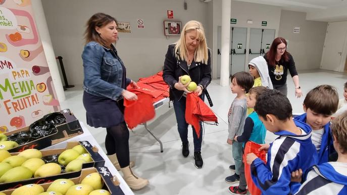 'Mama, papa, mengeu fruita!', la campanya que fomenta el consum de fruita entre els escolars del Segrià