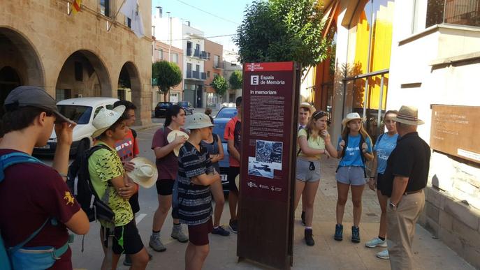 Quinze joves d'un camp de treball realitzen tasques per tota Linyola