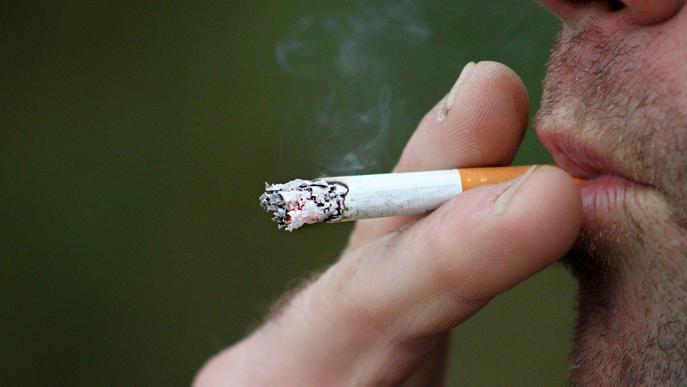 ⏯️ El Govern estudia prohibir fumar al carrer i a les terrasses