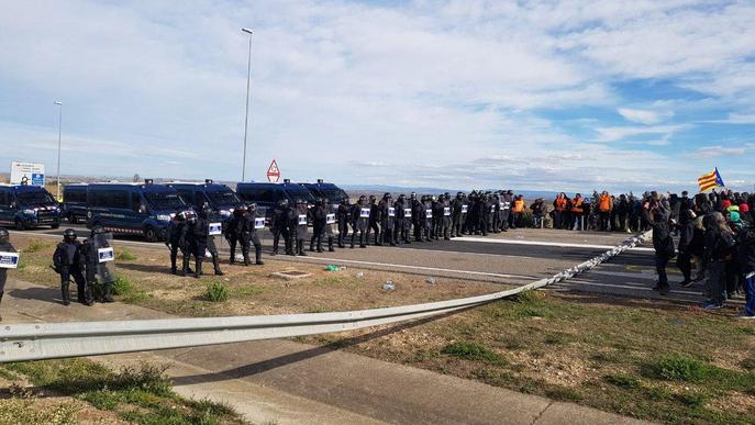 Vuit hores de tall de l'A-2 a Soses protagonitzen una jornada de mobilitzacions i càrregues policials