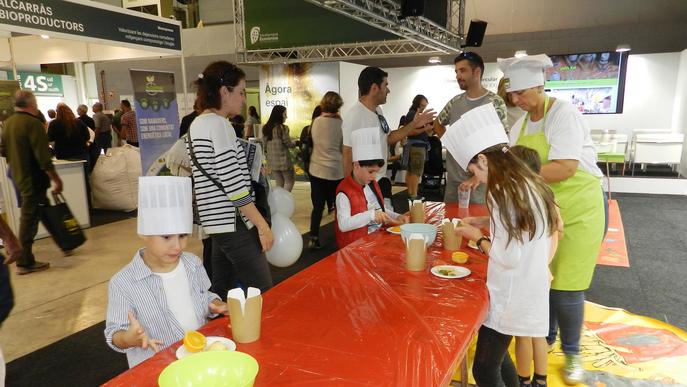 Dos-cents infants es familiaritzen amb la bioeconomia a la Fira de Sant Miquel