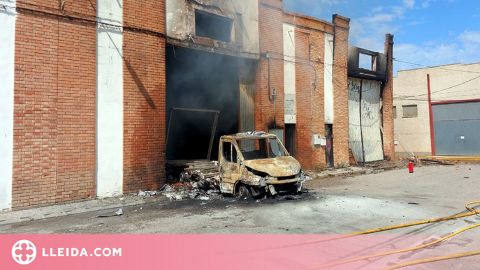 Un incendi crema una nau de lloguer de mobles a Alcoletge i afecta les dues del costat