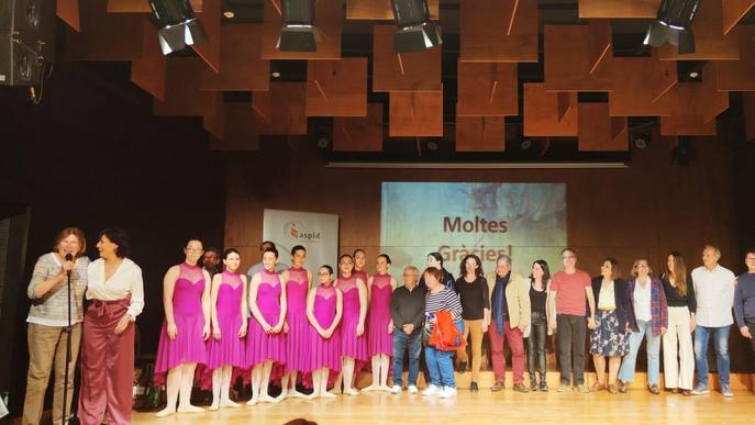 Una cinquantena de ballarins, poetes i músics donen suport a la Vetllada Poètica de l'Orfeó
