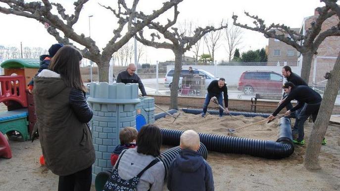 Famílies voluntàries uneixen esforços per reconstruir el pati de l'escola bressol de Bellvís