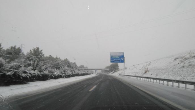 Alerta a tot el territori per la neu, que obliga a usar cadenes a 35 carreteres de Lleida