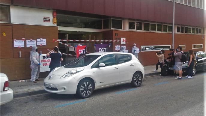 Precinten i tanquen l'edifici d'Eduació a Lleida contra la reobertura d'escoles