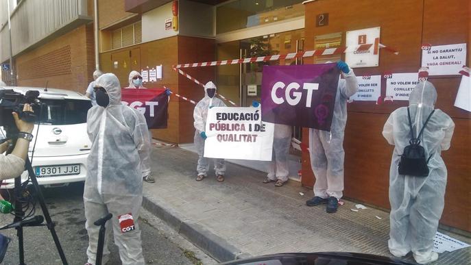 Precinten i tanquen l'edifici d'Eduació a Lleida contra la reobertura d'escoles