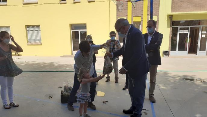 El conseller d'Educació visita el terreny on s'efectuaran les obres de l'Escola Arnau Berenguer al Palau d'Anglesola
