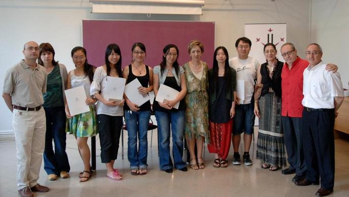 Joves de la Xina que han estudiat a la UdL envien màscares a Lleida