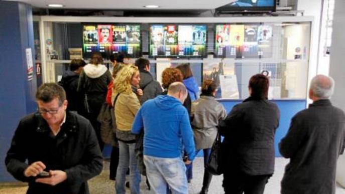 Anar al cinema i veure la televisió, les activitats culturals preferides dels catalans